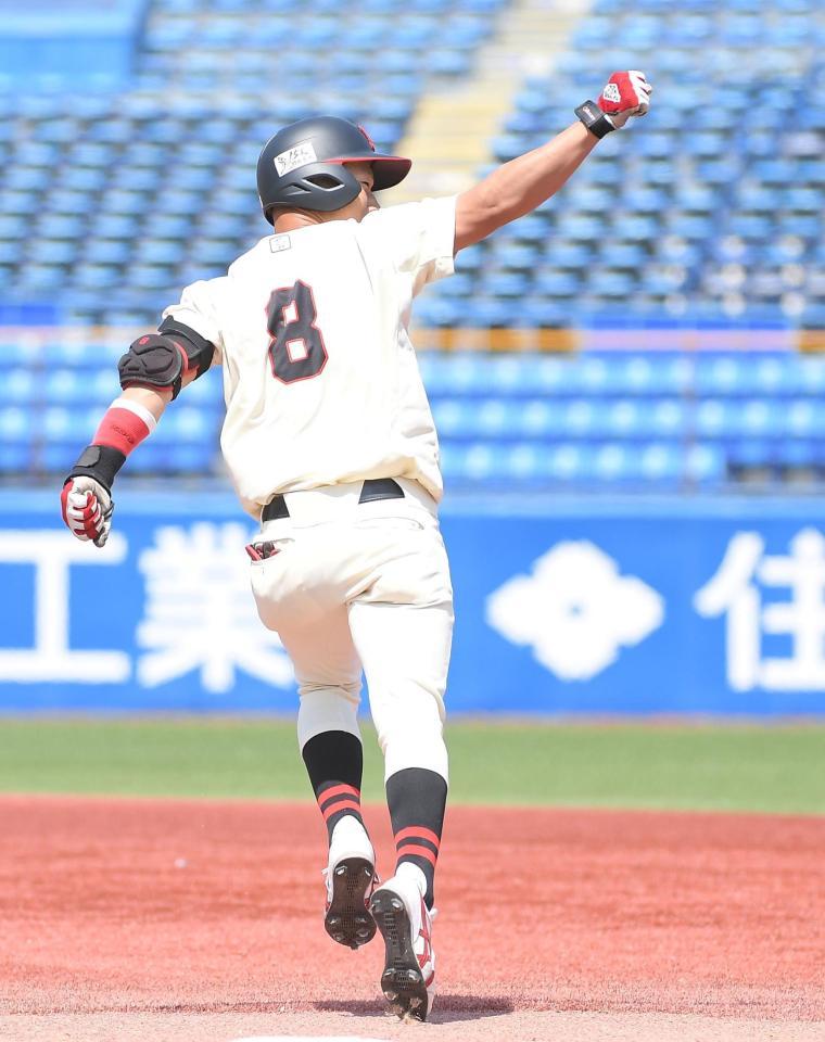 ９回日大２死一二塁、サヨナラ３ランを放ち、ガッツポーズの日大・中尾勇介＝神宮球場（撮影・伊藤笙子）