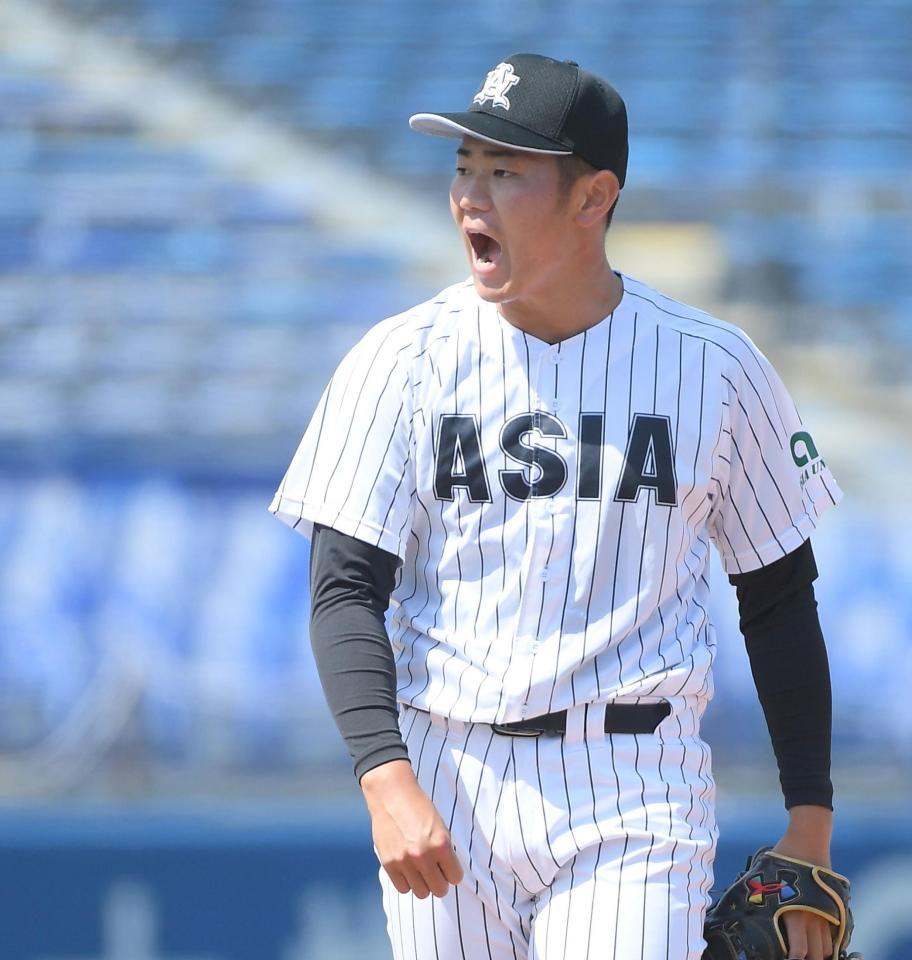 　１回、山本大輔を空振り三振に抑え、ほえる亜大・青山美夏人（撮影・伊藤笙子）