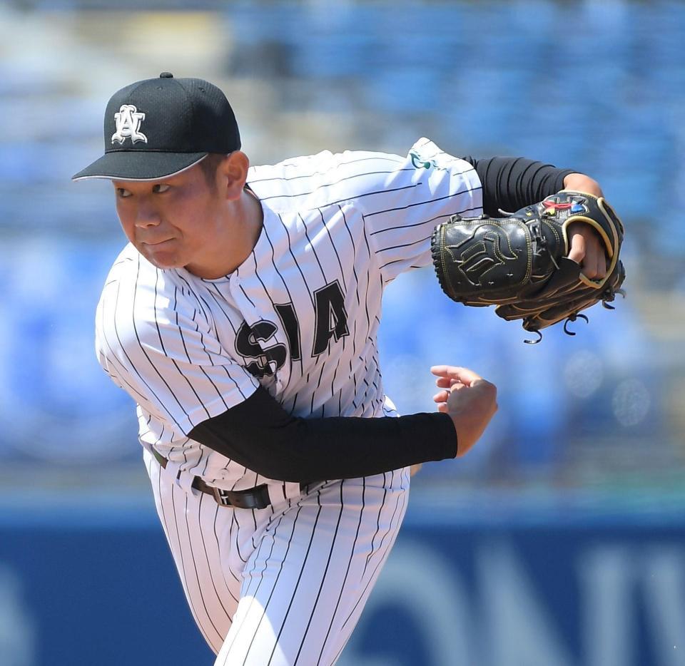 　力投する先発の亜大・青山美夏人（撮影・伊藤笙子）