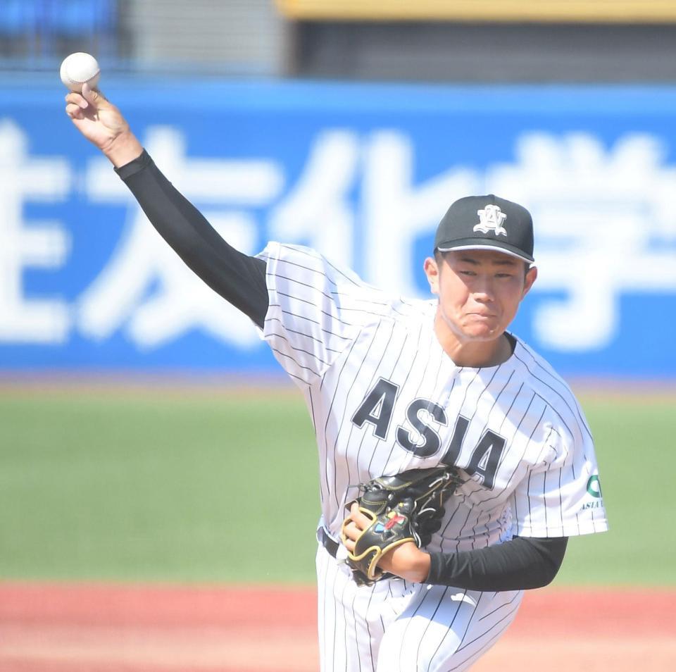 　力投する亜大・青山美夏人（撮影・伊藤笙子）