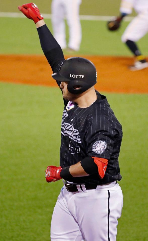 　９回、均衡を破る適時打を放ちガッツポーズするロッテのレアード＝長崎