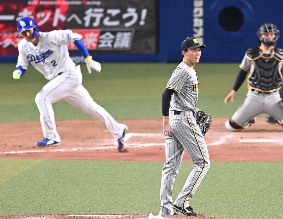 　８回、中日・石川昂に勝ち越しタイムリーを打たれ、悔しがる阪神・湯浅（撮影・飯室逸平）