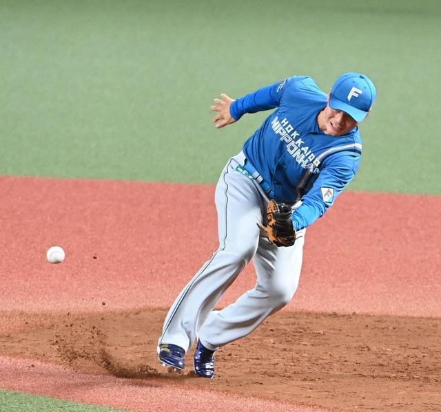 日本ハム 清宮が珍プレー演出 ボール弾いて敵も味方も転倒 一ゴロが投ゴロに 野球 デイリースポーツ Online