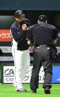 　８回途中、投手交代を告げる井口監督