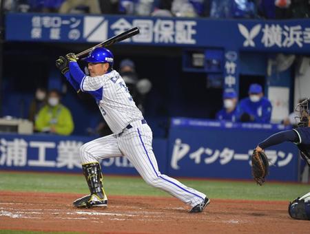 ８回、代打・藤田は左前打を放つ（撮影・佐々木彰尚）