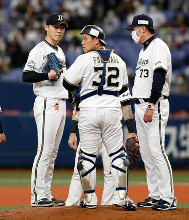 ５回、同点とされマウンドでコーチらと話す山崎福（左）