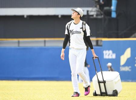 練習を終え、引き揚げる々木朗（撮影・高石航平）