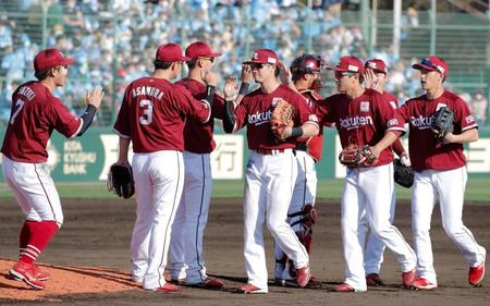 　ソフトバンクに逆転勝ちし、タッチを交わす西川（左から４人目）ら楽天ナイン