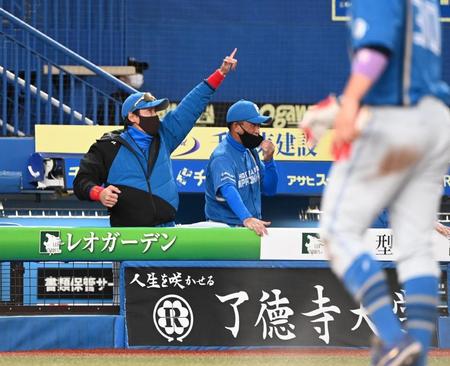 　７回、適時三塁打を放った渡辺を指さす新庄ビッグボス（撮影・高石航平）