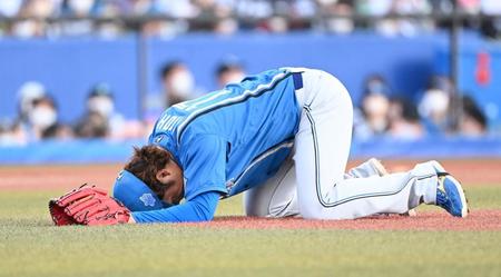 　５回、きわどい投球のボール判定に思わず倒れ込む伊藤（撮影・高石航平）