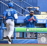 　６回、ソロを放ったアルカンタラを笑顔で迎える新庄ビッグボス（撮影・高石航平）