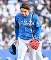 　５回を投げ終え、帽子を取って主審に頭を下げる伊藤（撮影・高石航平）