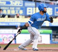 　６回、ソロを放つアルカンタラ（撮影・高石航平）