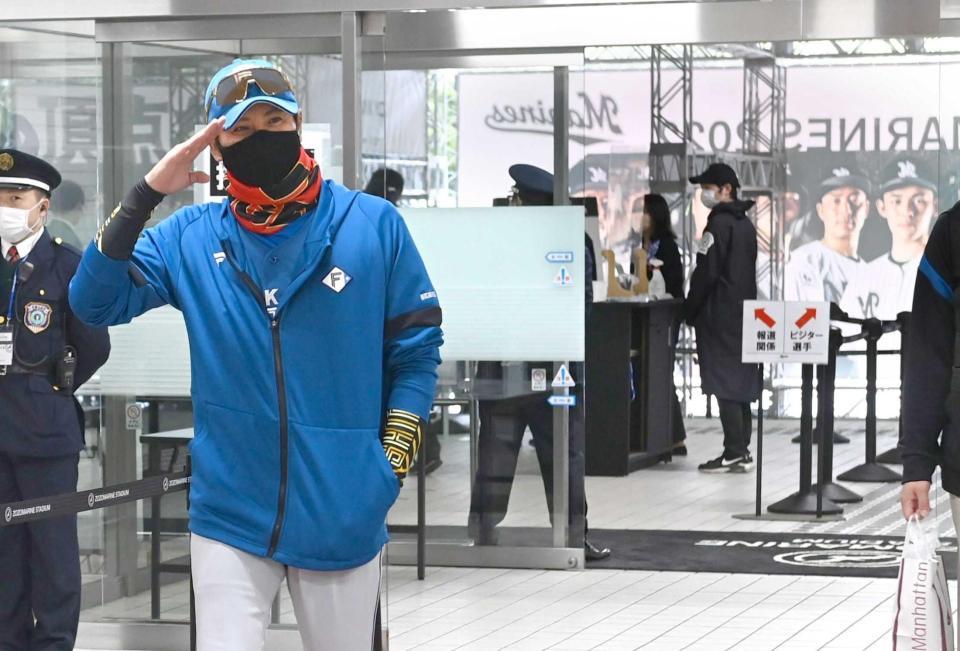 　佐々木朗らの横断幕を背に球場入りする新庄ビッグボス