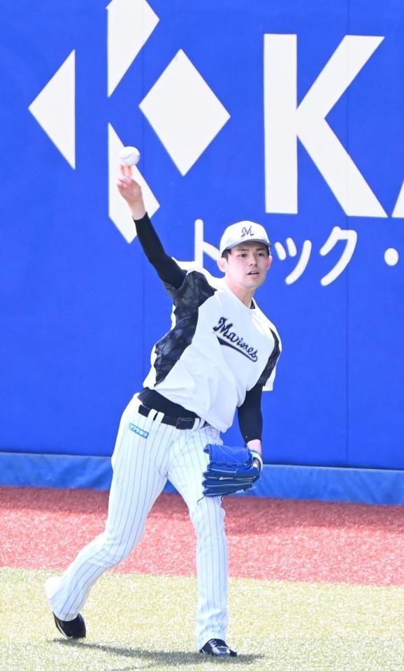 キャッチボールで調整する佐々木朗（撮影・高石航平）