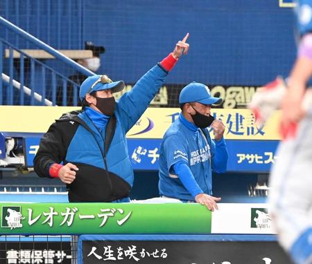 　７回、適時三塁打を放った渡辺に向かって嬉しそう左腕を突きあげる新庄ビッグボス（撮影・高石航平）