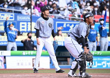 　４回、ヌニエスに勝ち越し打を許した石川（中央）