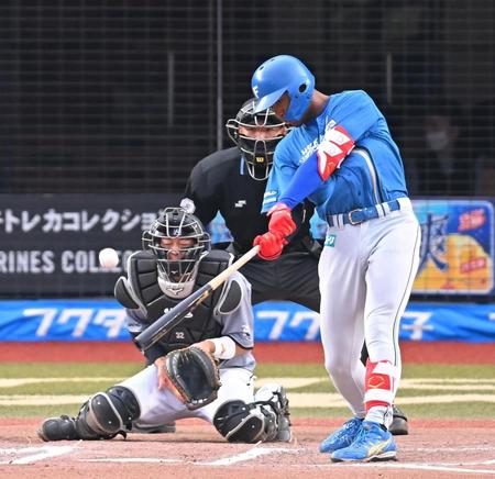 　延長１０回、万波が中越えに勝ち越しのソロを放つ（撮影・堀内翔）