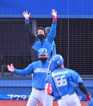 　延長１０回、万波（手前）が勝ち越しソロを放ち喜ぶ新庄ビッグボス（撮影・堀内翔）