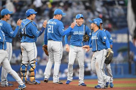 　ロッテに連勝しタッチを交わす日本ハムナイン（撮影・開出牧）