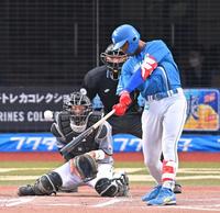 　延長１０回、万波が中越えに勝ち越しのソロを放つ（撮影・堀内翔）