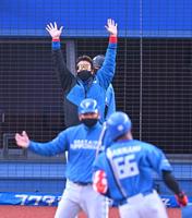 　延長１０回、万波（手前）が勝ち越しソロを放ち喜ぶ新庄ビッグボス（撮影・堀内翔）