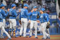 　ロッテに連勝しタッチを交わす日本ハムナイン（撮影・開出牧）