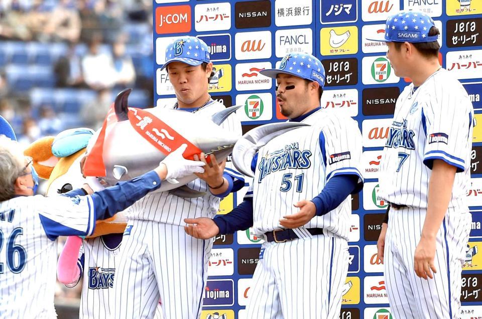 　ヒーロー賞のマグロを贈られる（左から）上茶谷、宮崎、佐野（撮影・佐藤厚）
