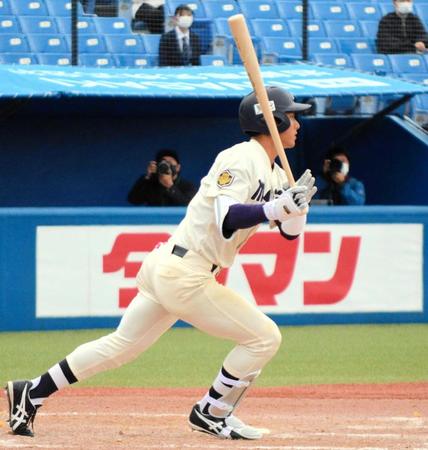 　無死満塁で走者一掃の二塁打を放つ明大・宗山