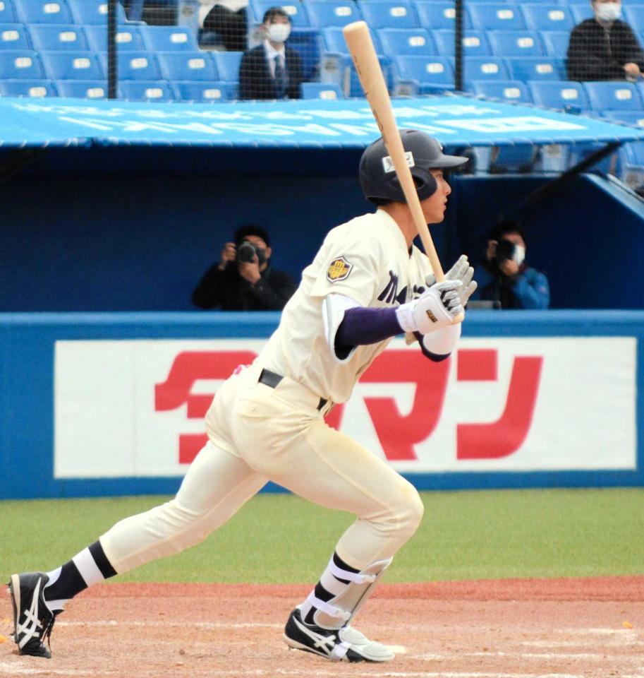 　無死満塁で走者一掃の二塁打を放つ明大・宗山