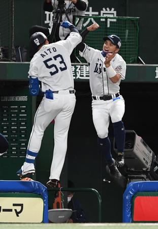 　２回、愛斗（左）は左越えに先制３ランを放ち、山田（右）と歓喜のジャンプ（撮影・佐藤厚）