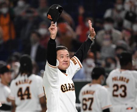 　スタンドのファンに手を振る原監督（撮影・棚橋慶太）