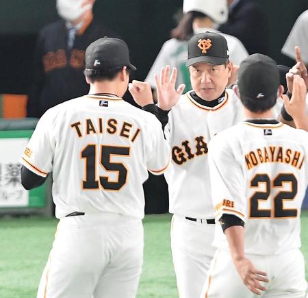 　１０セーブ目をあげた大勢（左）とハイタッチする原監督（撮影・伊藤笙子）