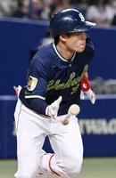 　１回、塩見が左中間に先制の２点二塁打を放つ