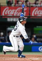 　２回、愛斗は左越えに先制３ランを放つ（撮影・佐藤厚）