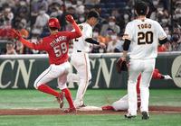 　７回、一走・大盛（左）にタッチした後、一塁ベースを踏み併殺を完成させた吉川（撮影・棚橋慶太）