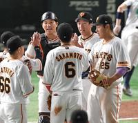 　１０セーブ目を上げ、ナインとハイタッチする大勢（右から２人目）＝撮影・伊藤笙子