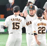 　１０セーブ目をあげた大勢（左）とハイタッチする原監督（撮影・伊藤笙子）