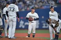 　６回、先制許しマウンドに集まるオリックスナイン（撮影・神子素慎一）