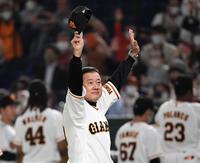 　スタンドのファンに手を振る原監督（撮影・棚橋慶太）