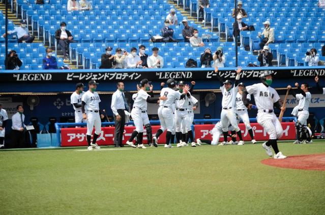 亜大がタイブレーク制し先勝 守備の要・草部が攻守で活躍 東都大学野球