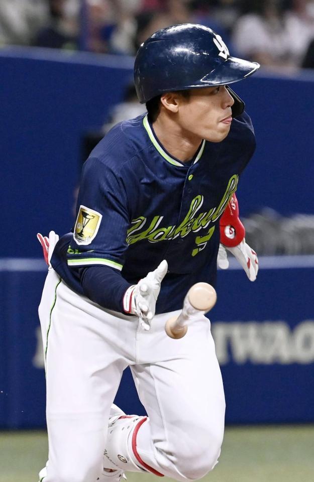 　１回、塩見が左中間に先制の２点二塁打を放つ