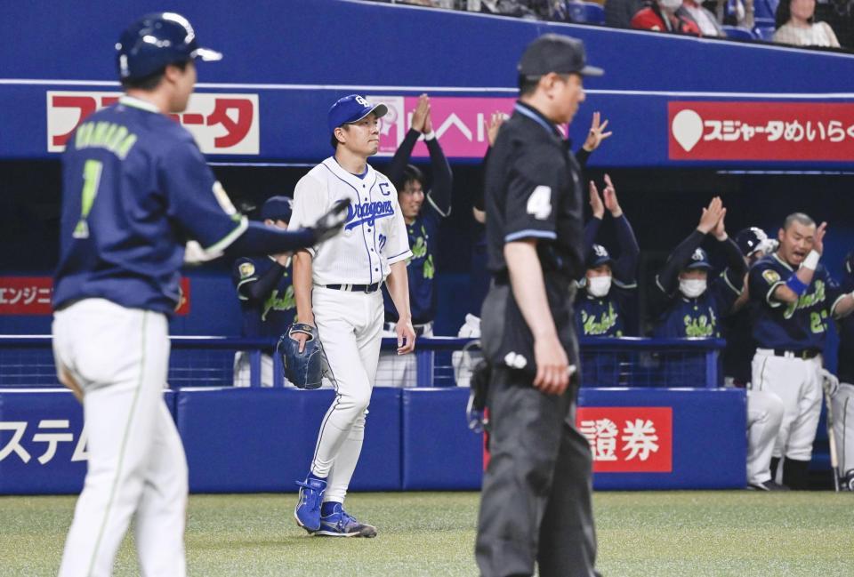 　１回、塩見に先制の２点二塁打を許した大野雄（中央奥）