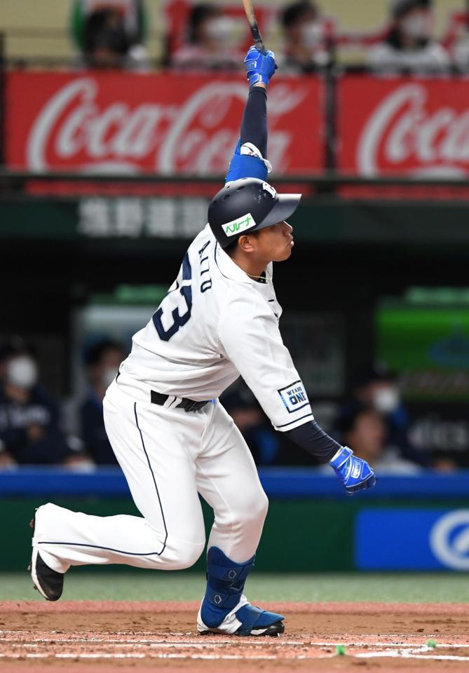 　２回、愛斗は左越えに先制３ランを放つ（撮影・佐藤厚）