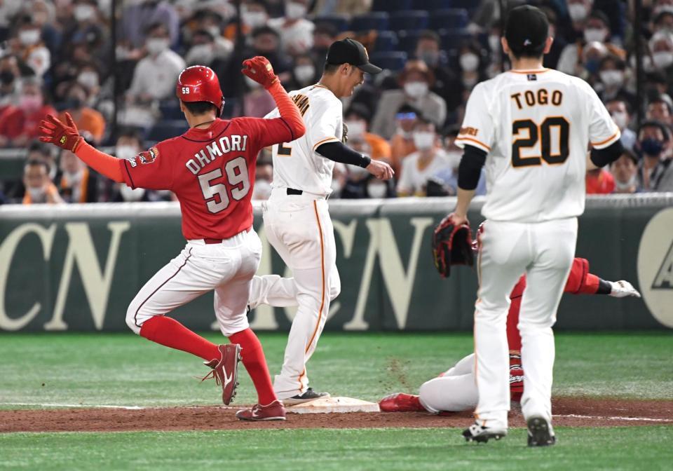 　７回、一走・大盛（左）にタッチした後、一塁ベースを踏み併殺を完成させた吉川（撮影・棚橋慶太）