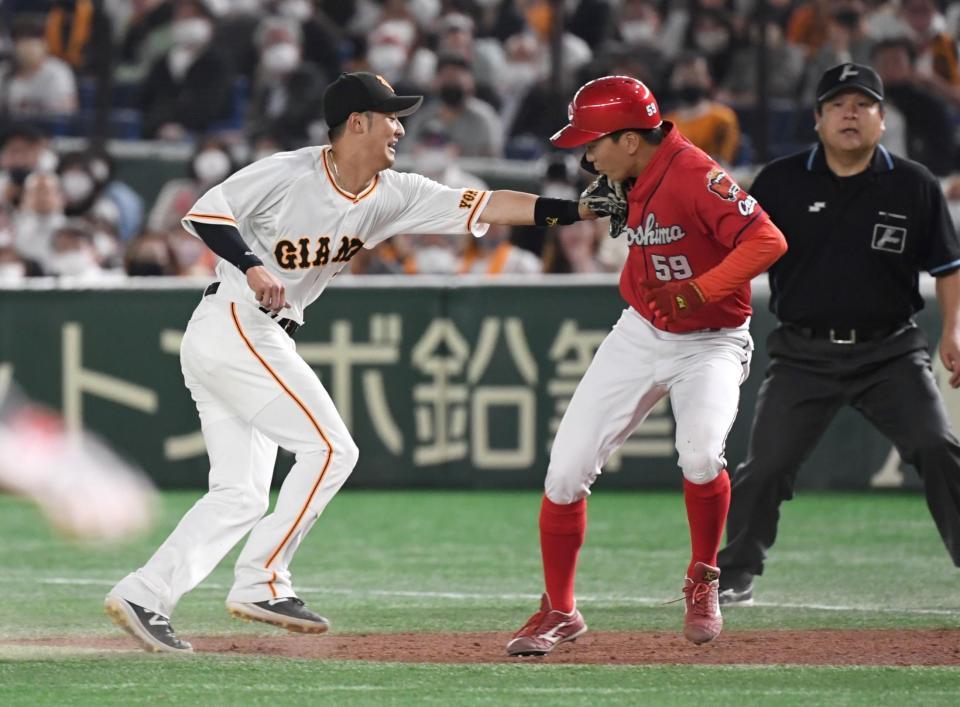 　７回、大盛（右）にタッチする吉川（撮影・棚橋慶太）