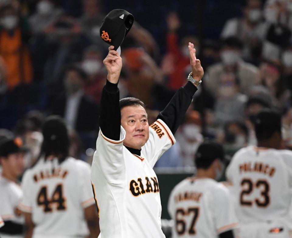 　スタンドのファンに手を振る原監督（撮影・棚橋慶太）