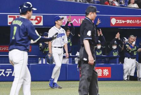 　１回、塩見に先制の２点二塁打を許した大野雄（中央奥）