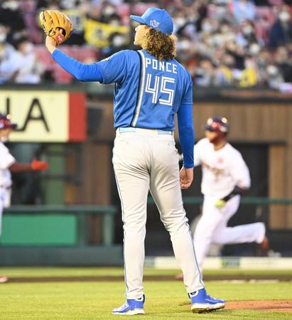 　１回、浅村に先制２ランを許したポンセ（撮影・高石航平）