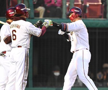 　１回、先制２ランを放ち西川とタッチをかわす浅村（撮影・高石航平）